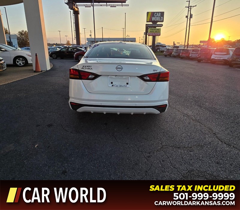 Nissan Altima Vehicle Full-screen Gallery Image 5