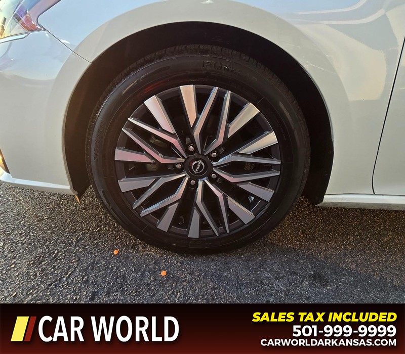 Nissan Altima Vehicle Full-screen Gallery Image 6