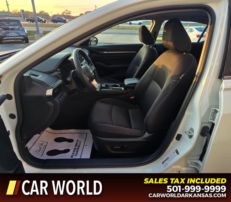 Nissan Altima Vehicle Full-screen Gallery Image 8