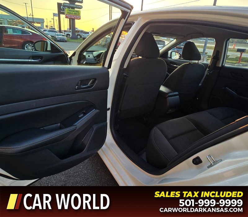 Nissan Altima Vehicle Full-screen Gallery Image 9