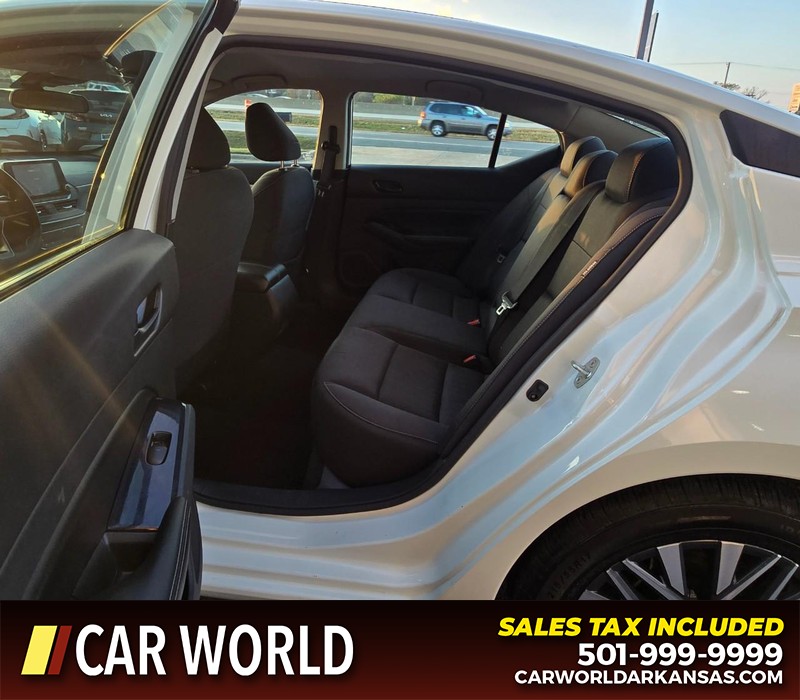 Nissan Altima Vehicle Full-screen Gallery Image 10