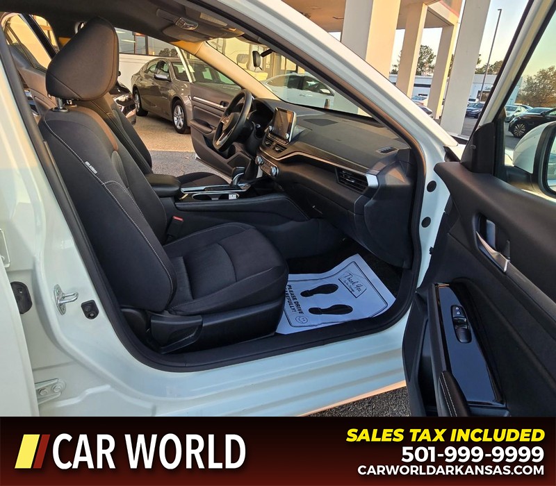 Nissan Altima Vehicle Full-screen Gallery Image 11