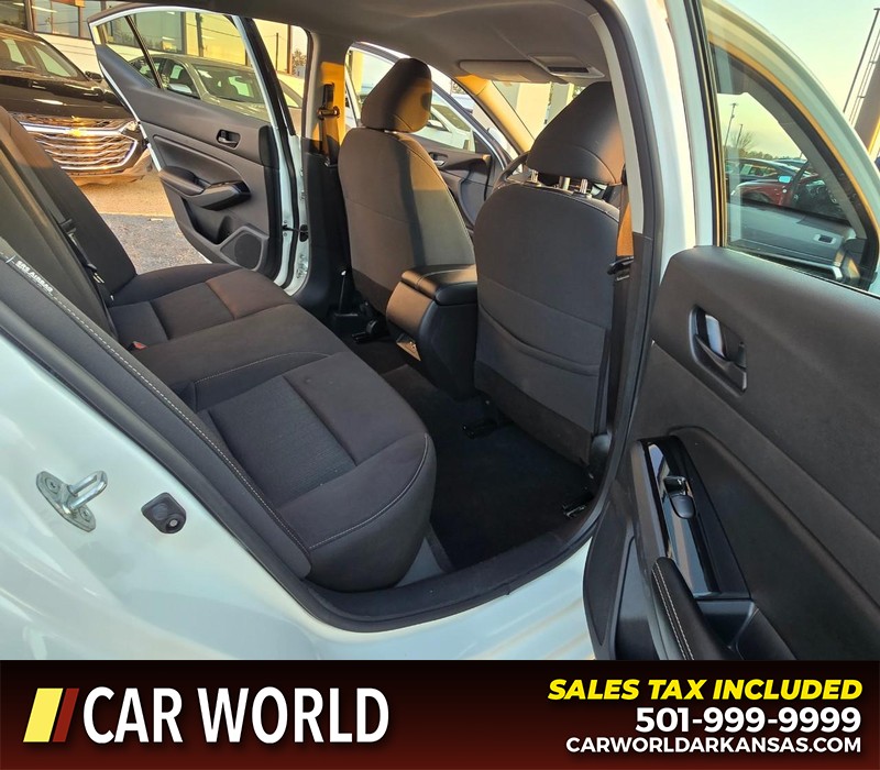 Nissan Altima Vehicle Full-screen Gallery Image 12