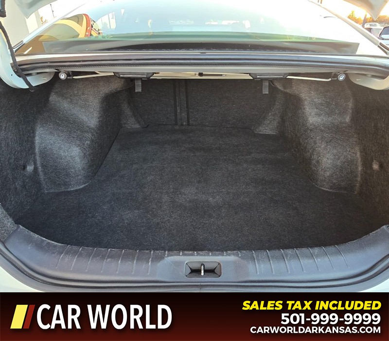 Nissan Altima Vehicle Full-screen Gallery Image 13