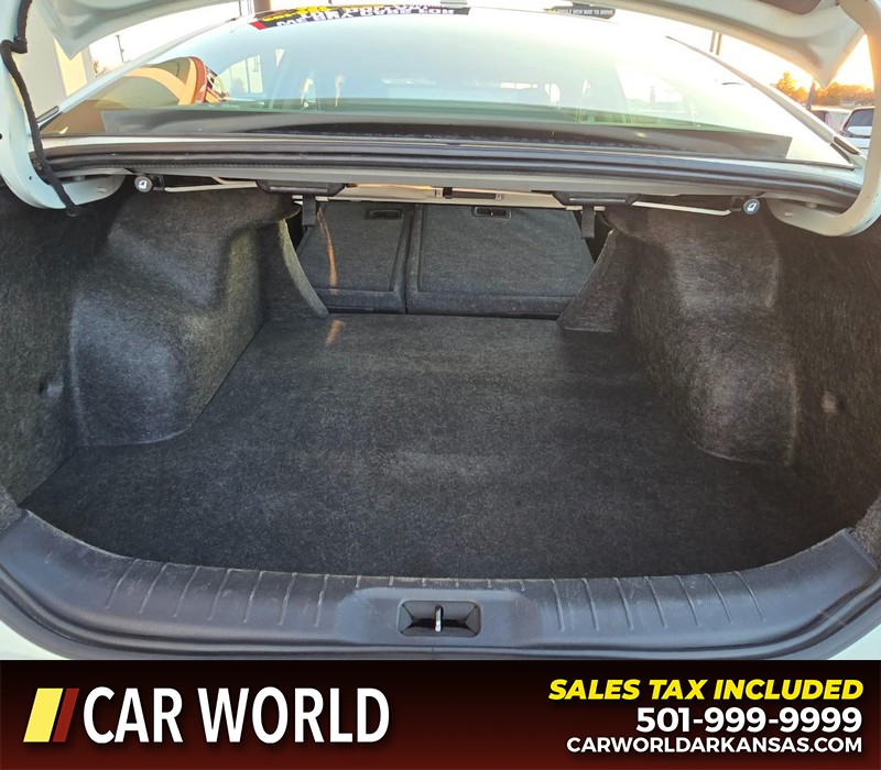 Nissan Altima Vehicle Full-screen Gallery Image 14