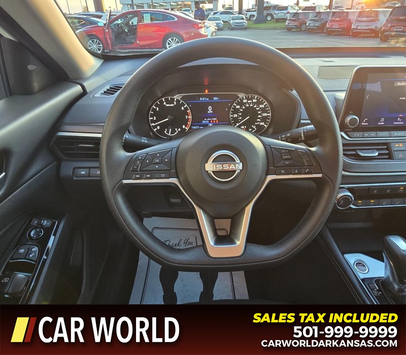 Nissan Altima Vehicle Full-screen Gallery Image 15