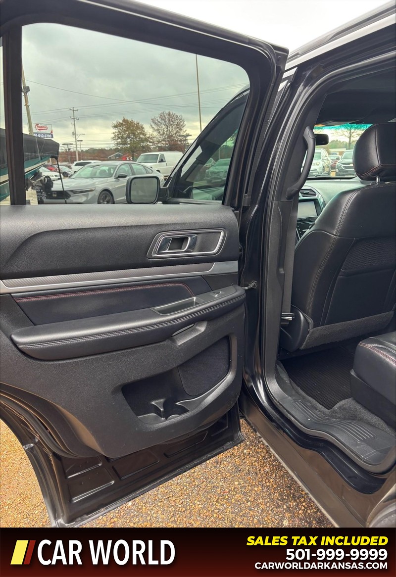 Ford Explorer Vehicle Full-screen Gallery Image 12