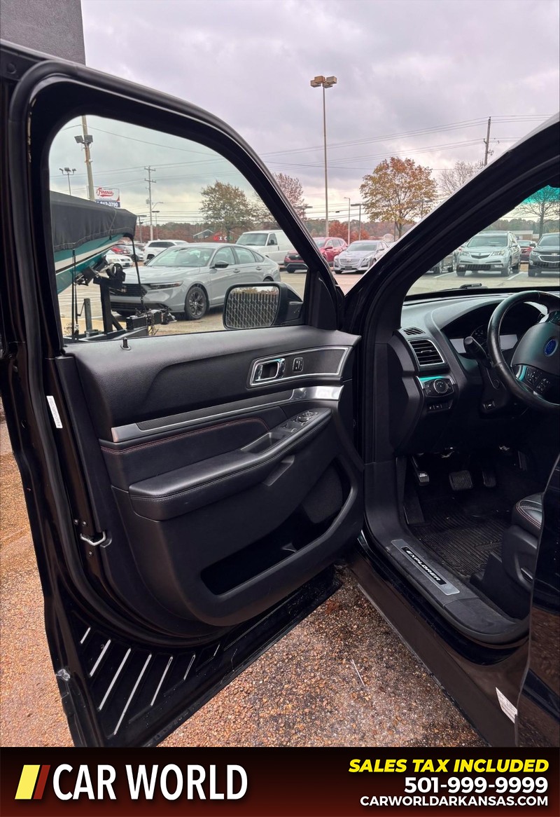 Ford Explorer Vehicle Full-screen Gallery Image 14