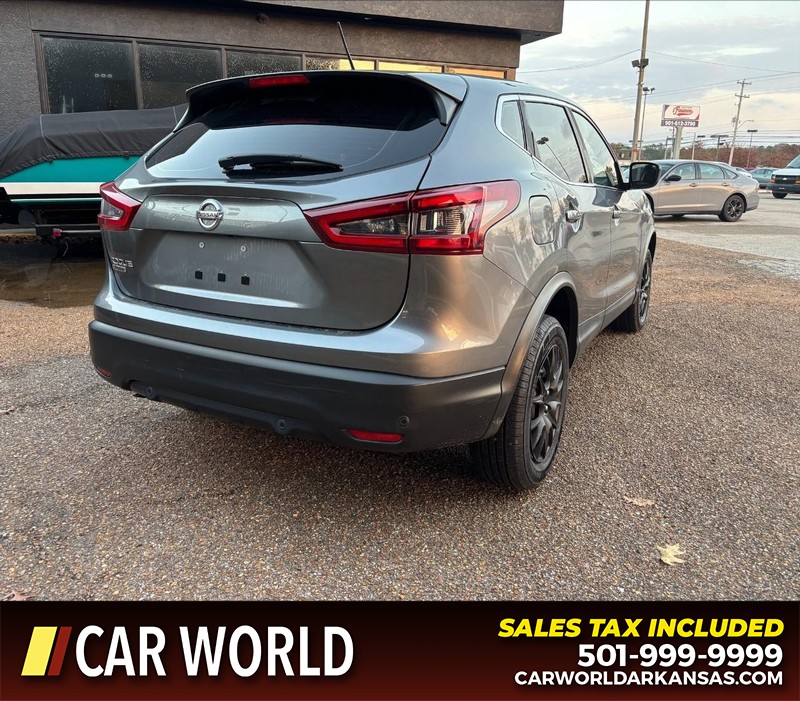 Nissan Rogue Sport Vehicle Full-screen Gallery Image 3