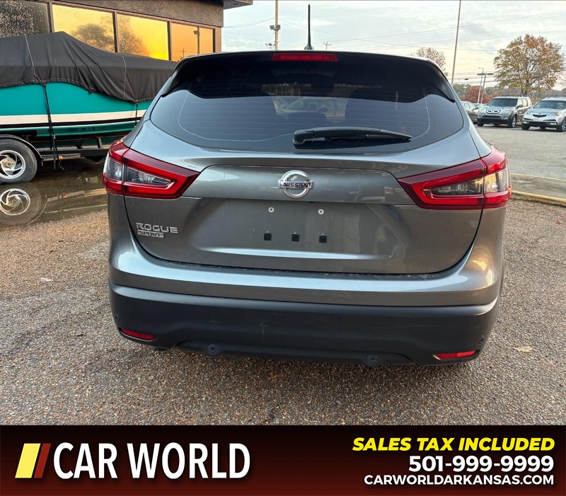 Nissan Rogue Sport Vehicle Full-screen Gallery Image 4