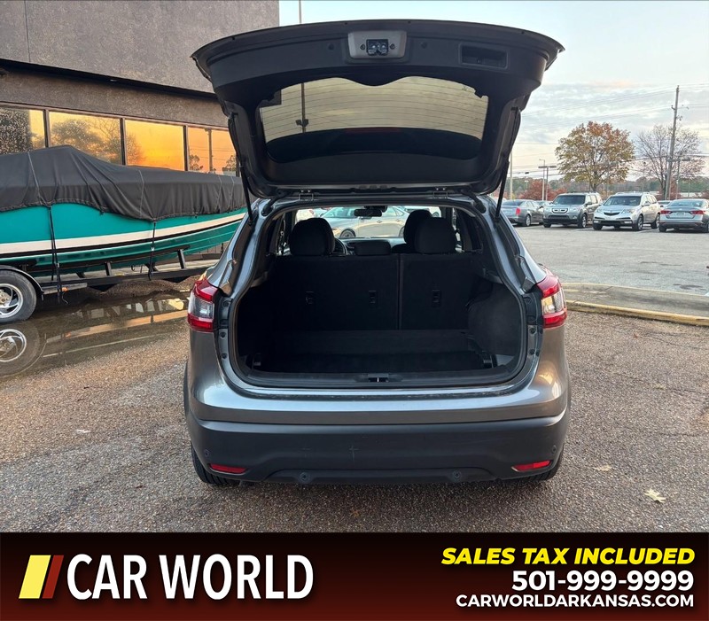 Nissan Rogue Sport Vehicle Full-screen Gallery Image 5