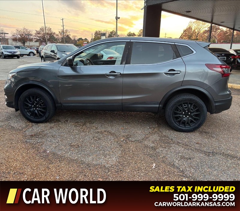 Nissan Rogue Sport Vehicle Full-screen Gallery Image 8