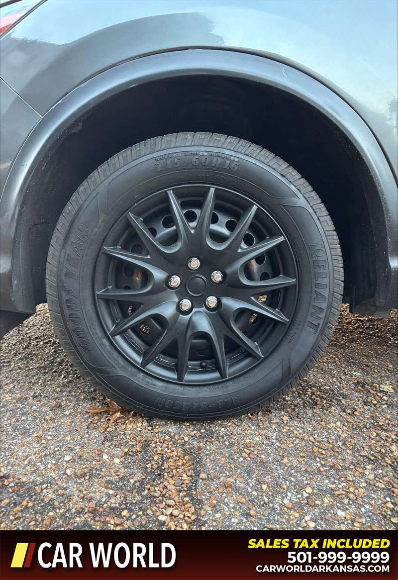 Nissan Rogue Sport Vehicle Full-screen Gallery Image 11