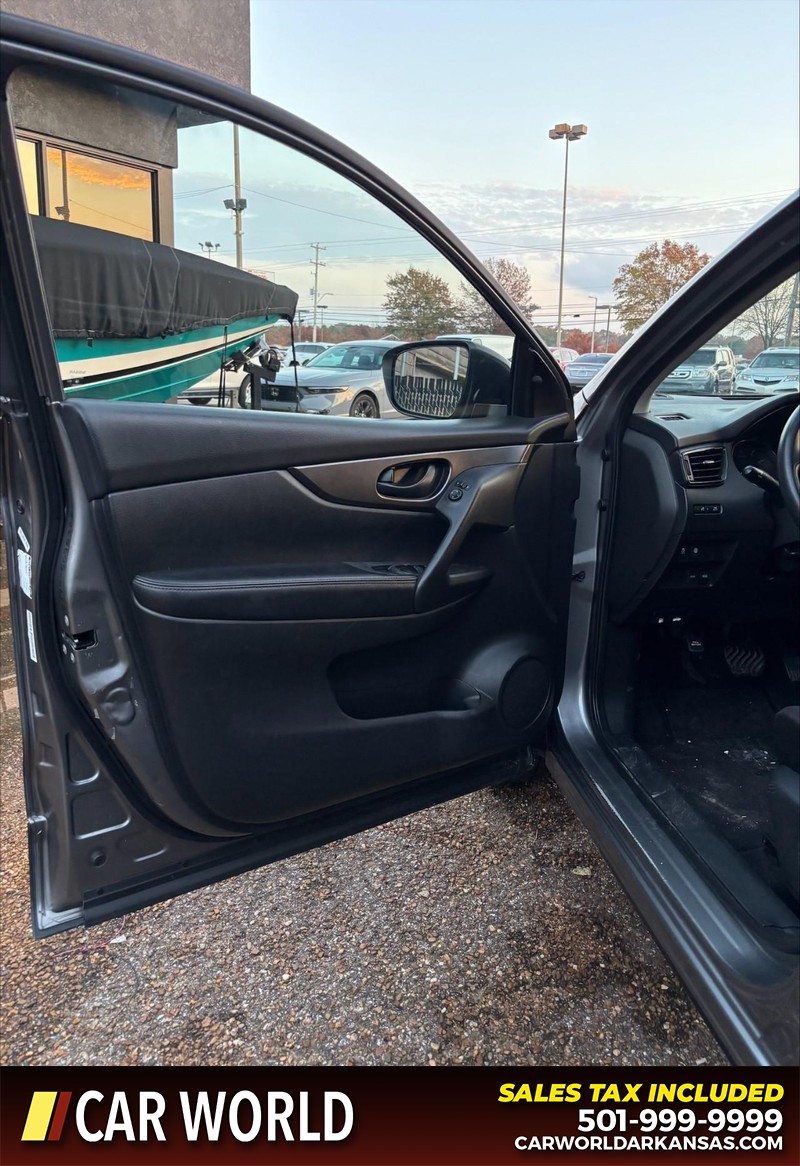 Nissan Rogue Sport Vehicle Full-screen Gallery Image 12