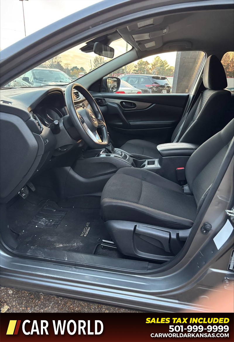 Nissan Rogue Sport Vehicle Full-screen Gallery Image 13