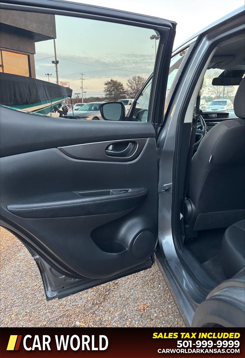 Nissan Rogue Sport Vehicle Full-screen Gallery Image 14