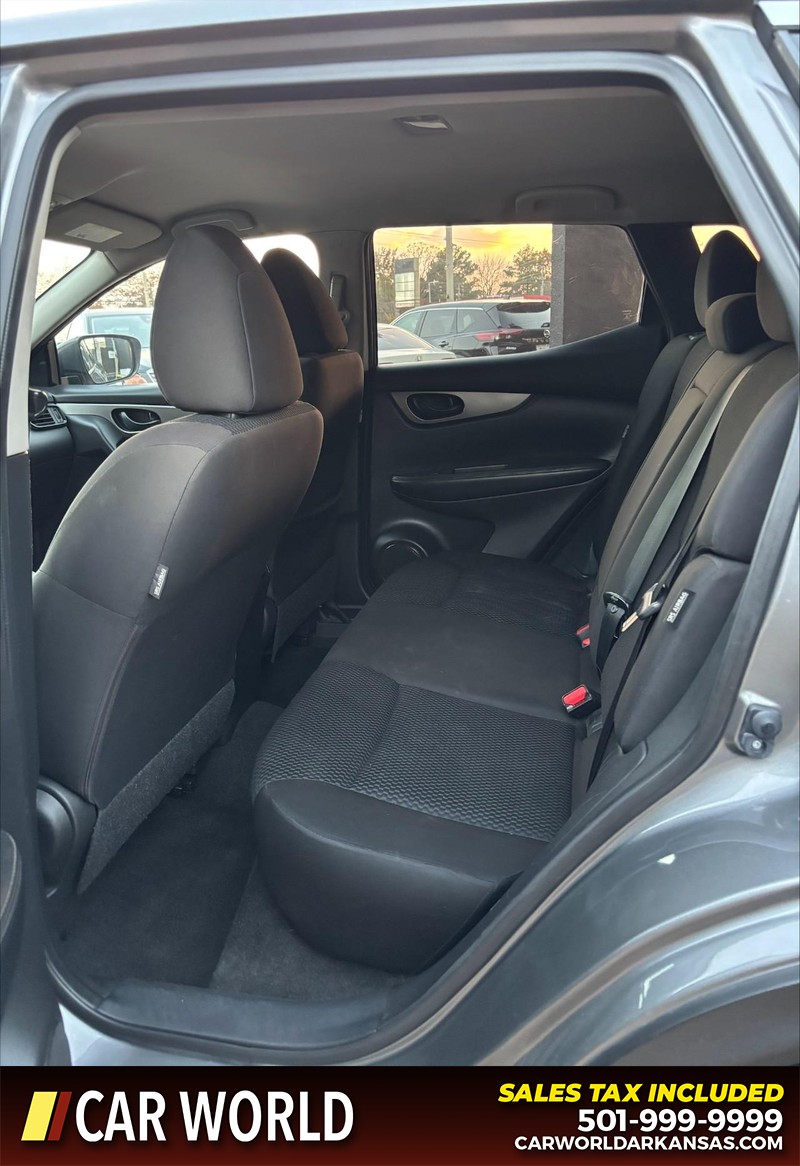 Nissan Rogue Sport Vehicle Full-screen Gallery Image 15