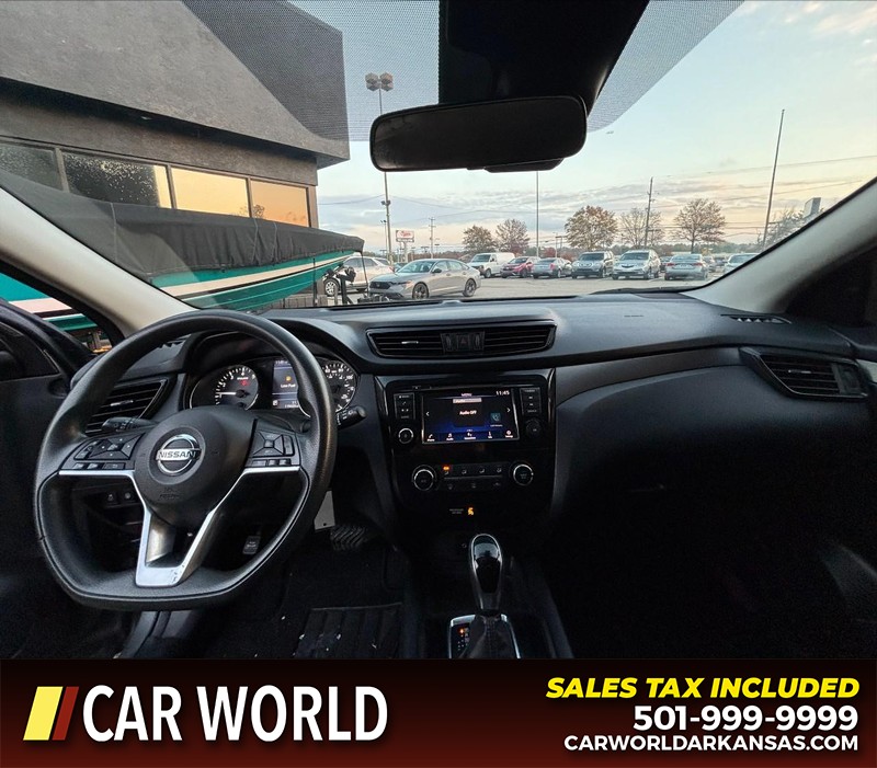 Nissan Rogue Sport Vehicle Full-screen Gallery Image 16