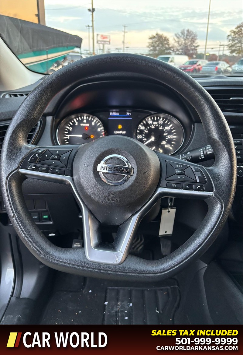 Nissan Rogue Sport Vehicle Full-screen Gallery Image 19