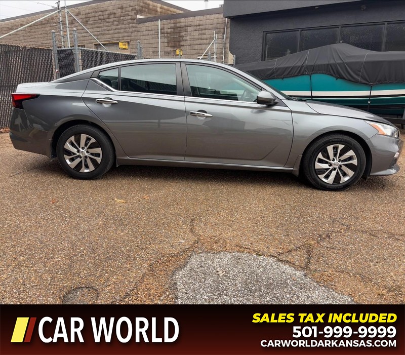 Nissan Altima Vehicle Full-screen Gallery Image 2