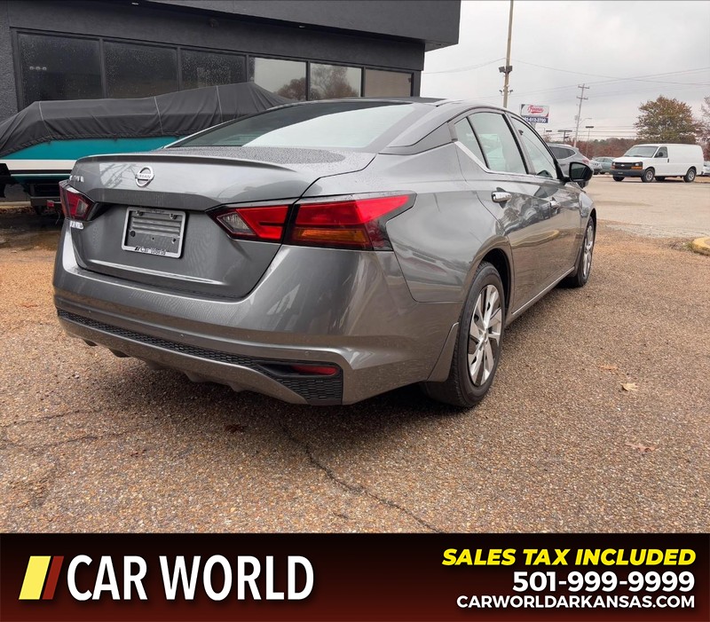 Nissan Altima Vehicle Full-screen Gallery Image 3