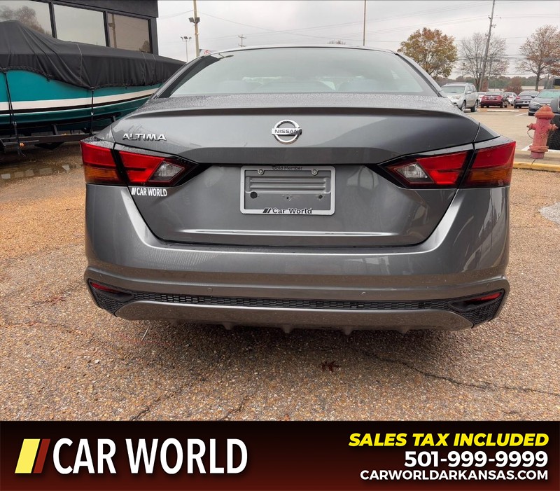 Nissan Altima Vehicle Full-screen Gallery Image 4