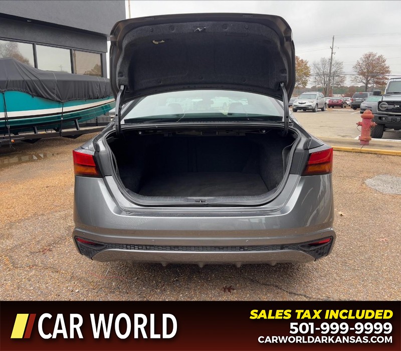 Nissan Altima Vehicle Full-screen Gallery Image 5