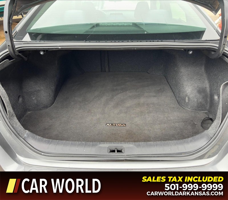 Nissan Altima Vehicle Full-screen Gallery Image 6