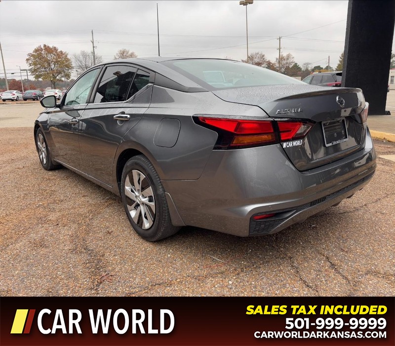 Nissan Altima Vehicle Full-screen Gallery Image 7