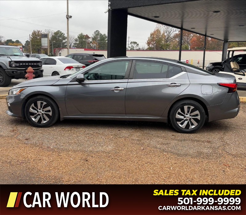 Nissan Altima Vehicle Full-screen Gallery Image 8