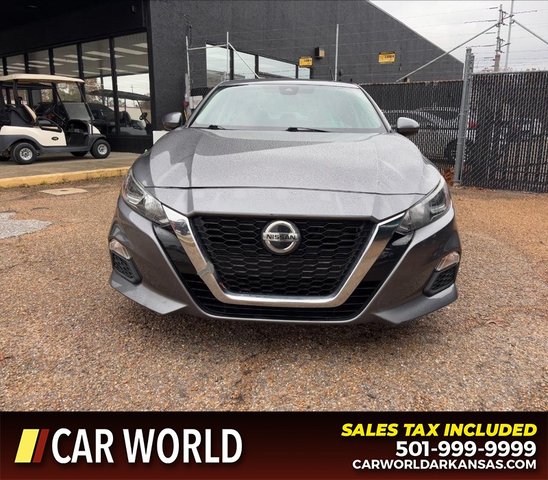 Nissan Altima Vehicle Full-screen Gallery Image 10