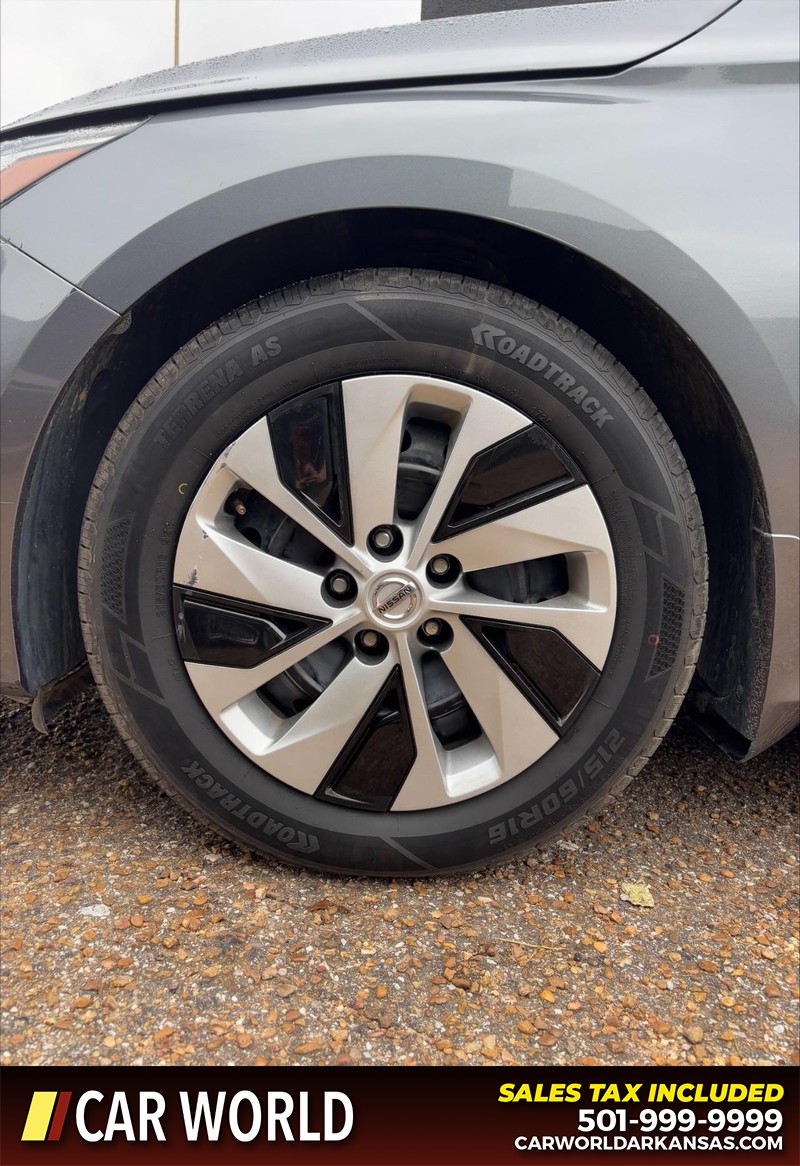 Nissan Altima Vehicle Full-screen Gallery Image 11