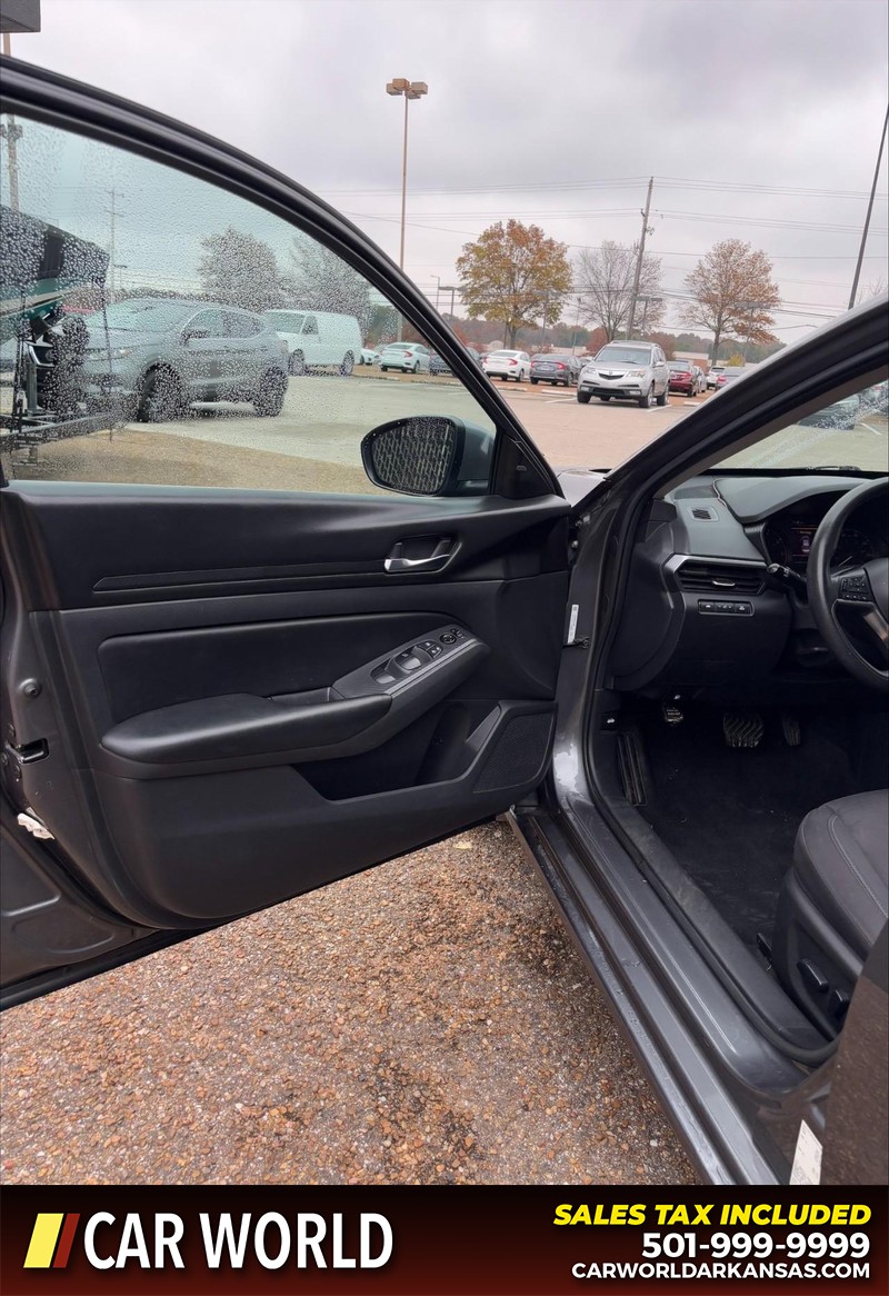 Nissan Altima Vehicle Full-screen Gallery Image 12