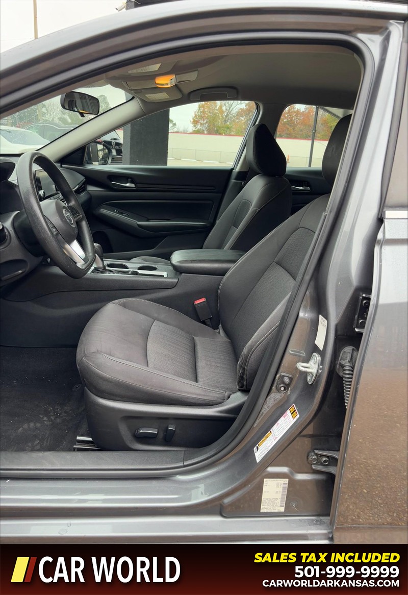 Nissan Altima Vehicle Full-screen Gallery Image 13