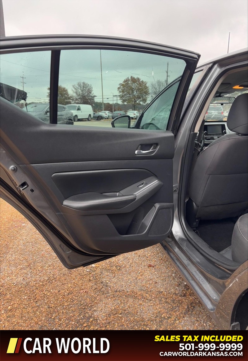 Nissan Altima Vehicle Full-screen Gallery Image 14