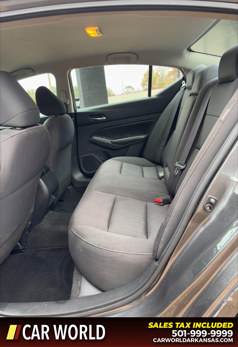 Nissan Altima Vehicle Full-screen Gallery Image 15