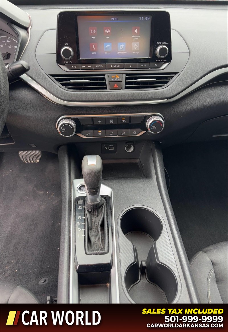 Nissan Altima Vehicle Full-screen Gallery Image 17