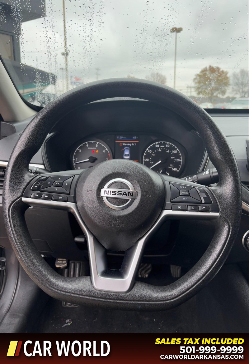 Nissan Altima Vehicle Full-screen Gallery Image 19