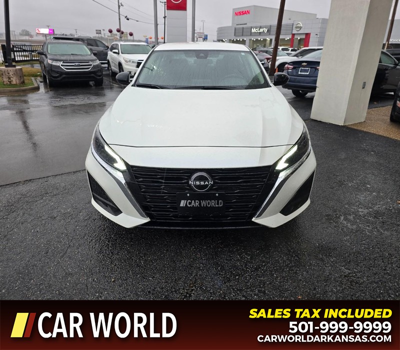 Nissan Altima Vehicle Full-screen Gallery Image 2