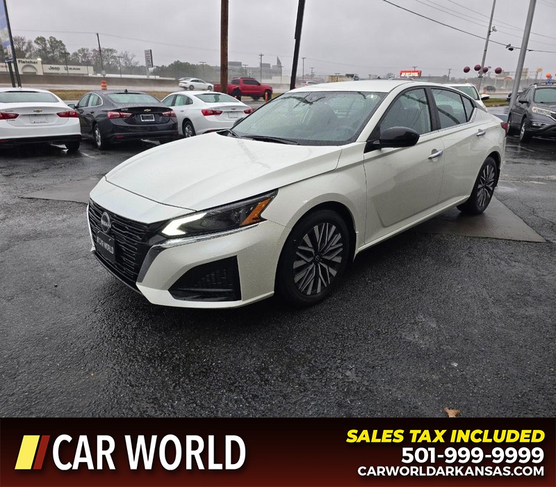 Nissan Altima Vehicle Full-screen Gallery Image 3