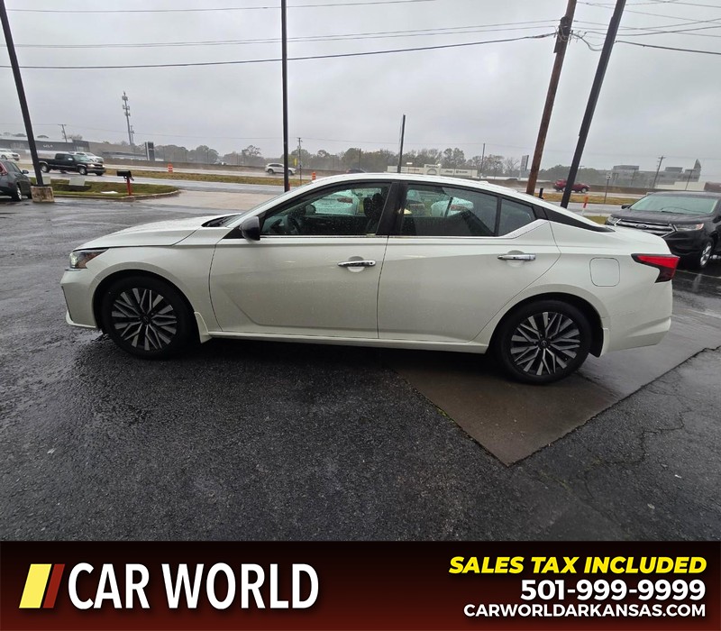 Nissan Altima Vehicle Full-screen Gallery Image 4