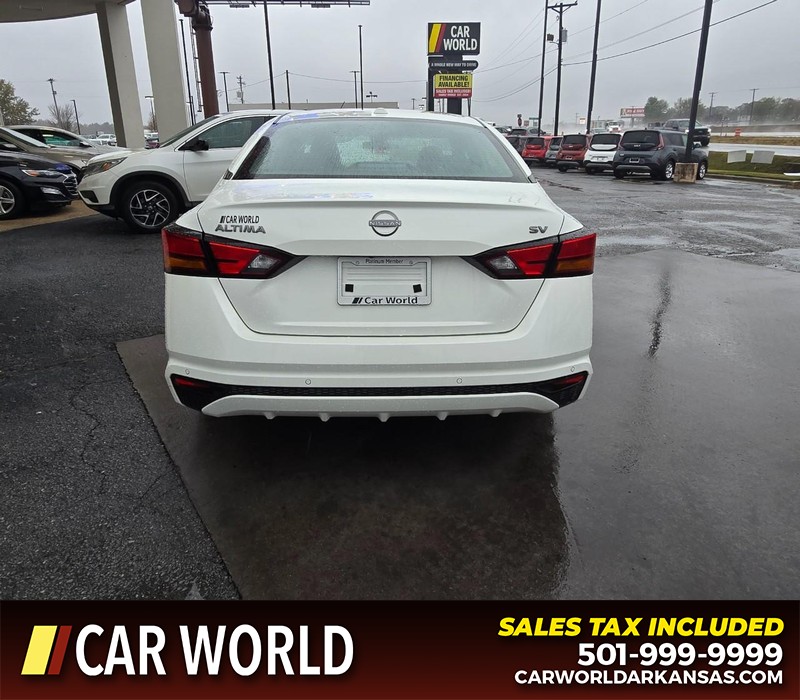 Nissan Altima Vehicle Full-screen Gallery Image 5