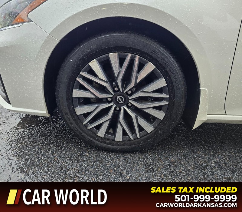 Nissan Altima Vehicle Full-screen Gallery Image 6