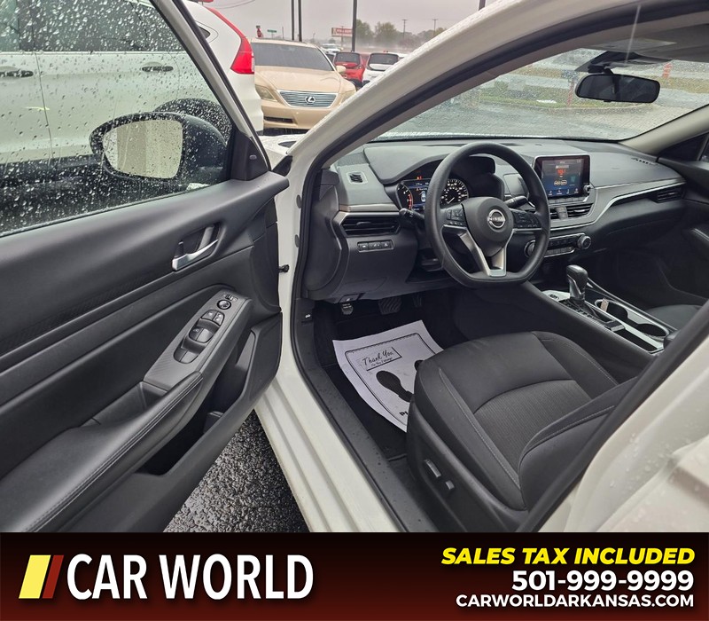 Nissan Altima Vehicle Full-screen Gallery Image 7