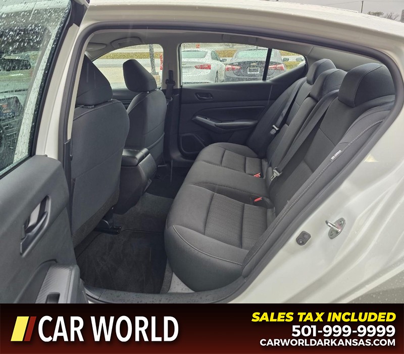 Nissan Altima Vehicle Full-screen Gallery Image 10