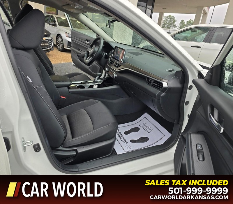 Nissan Altima Vehicle Full-screen Gallery Image 11