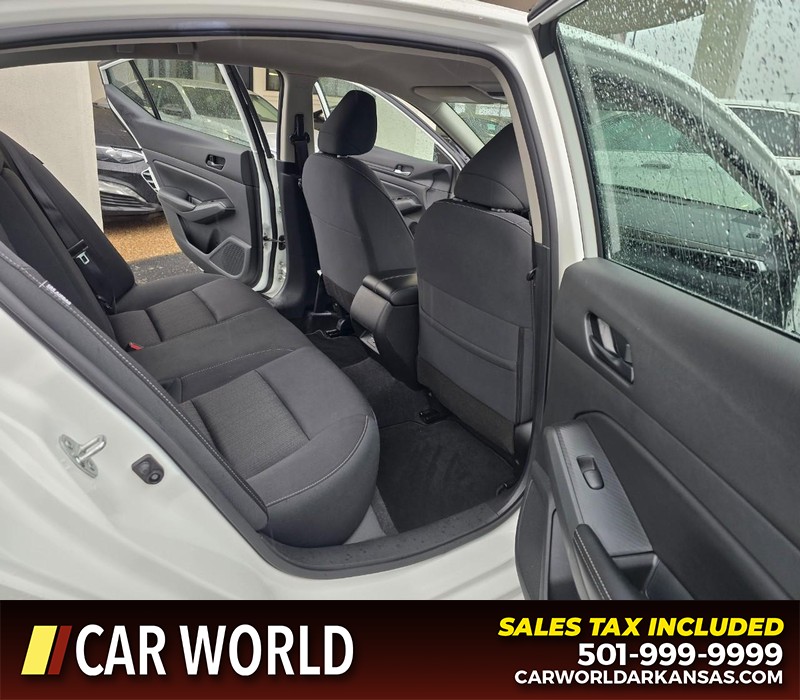 Nissan Altima Vehicle Full-screen Gallery Image 12