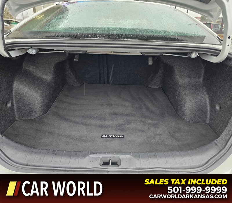 Nissan Altima Vehicle Full-screen Gallery Image 13