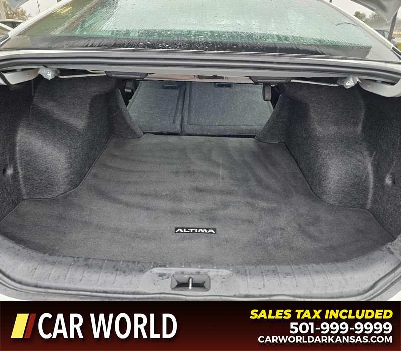 Nissan Altima Vehicle Full-screen Gallery Image 14