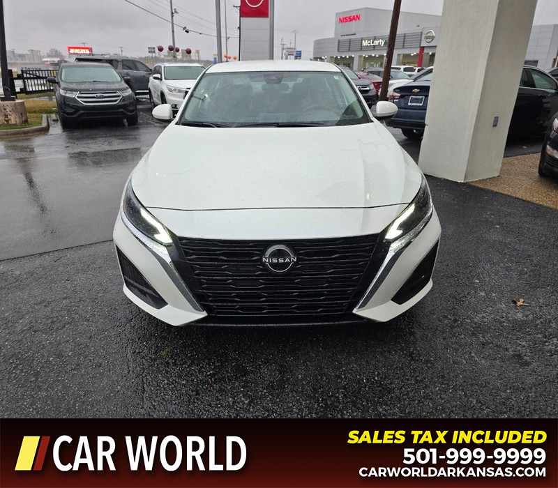 Nissan Altima Vehicle Full-screen Gallery Image 2